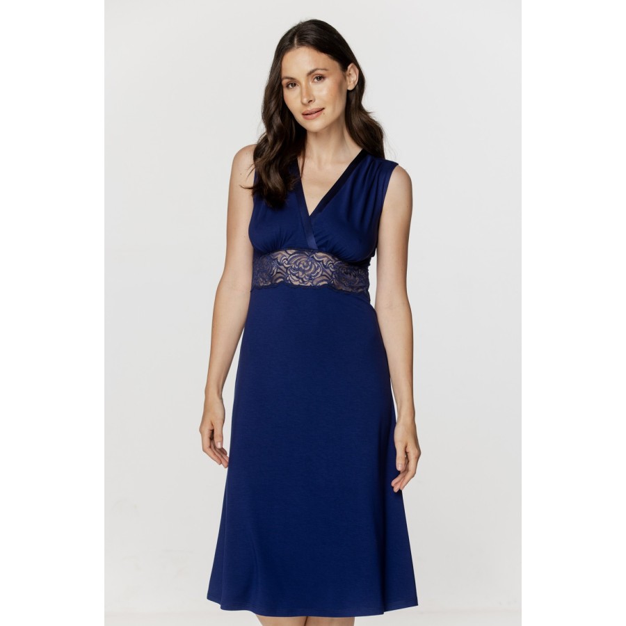 Camisón largo azul de espalda sobre fondo neutro
